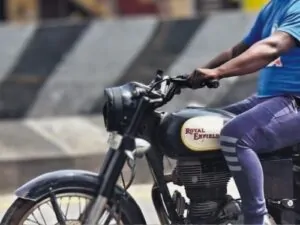 Motorcycle penalties occur with no rear view mirrors in India